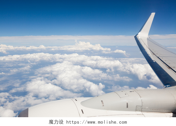 天空中飞行的飞机从窗口在飞行期间飞机翼视图